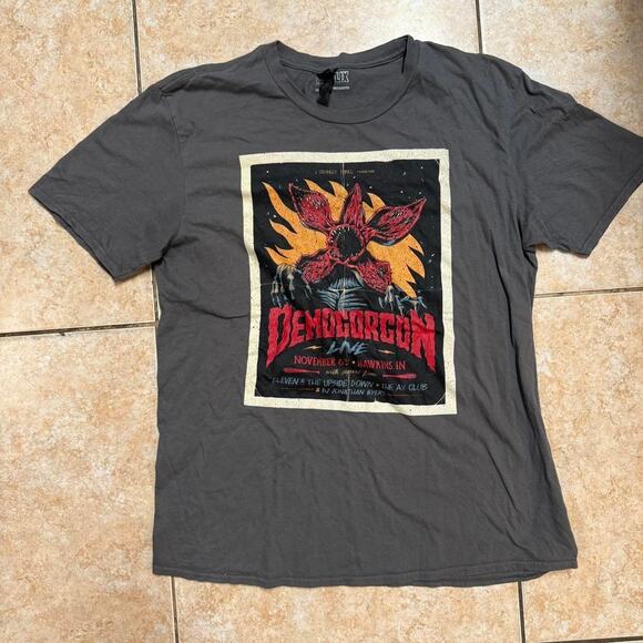 Stranger‎ Things Grey Graphic T-Shirt Men’s Medium 80s Retro Netflix Tee - Picture 1 of 1